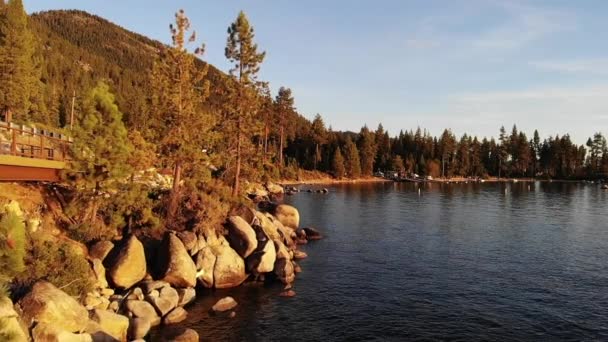Lake Tahoe Bei Sonnenuntergang Orange Licht Felsen Und Ufer Von — Stockvideo