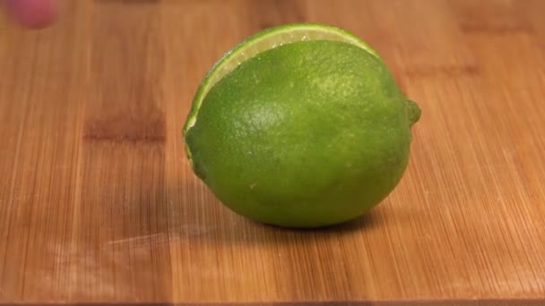 Slicing Lime Cutting Board Silver Knife — Vídeo de Stock