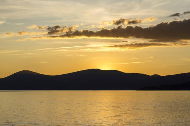 Tahoe Gölü yakınlarındaki yürüyüş yolundan gün batımı gündüz kullanım alanı