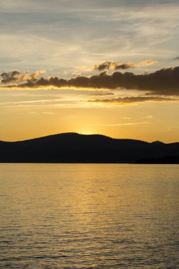 Tahoe Gölü yakınlarındaki yürüyüş yolundan gün batımı gündüz kullanım alanı