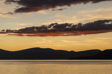 Tahoe Gölü yakınlarındaki yürüyüş yolundan gün batımı gündüz kullanım alanı