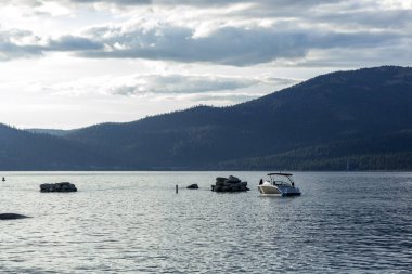 Tekneler Tahoe Gölü 'nün kıyısında demirlemiş.