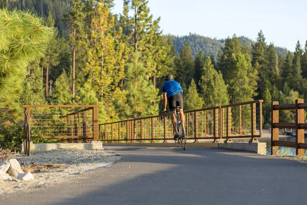 Bisikletçi Tahoe Gölü yakınlarındaki yürüyüş yolu eğlence alanında.