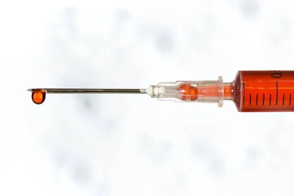 Hypodermic Needle Dripping Red Fluid Pale Out Focus Background — Stock Photo, Image