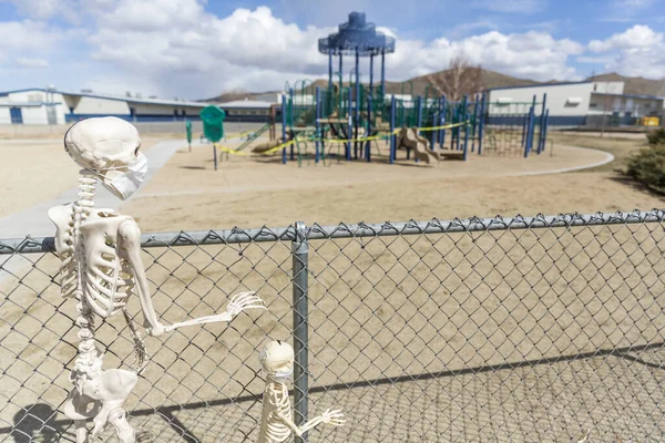 Felnőtt Gyermek Csontváz Mögött Kerítés Nézi Egy Üres Zárt Park — Stock Fotó