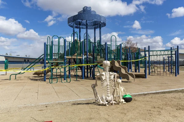 Felnőtt Gyermek Csontvázak Ülnek Egy Üres Zárt Parkban Egy Szép — Stock Fotó