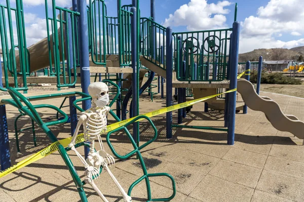 Felnőtt Csontváz Játszótér Berendezések Egy Üres Zárt Parkban Egy Szép — Stock Fotó
