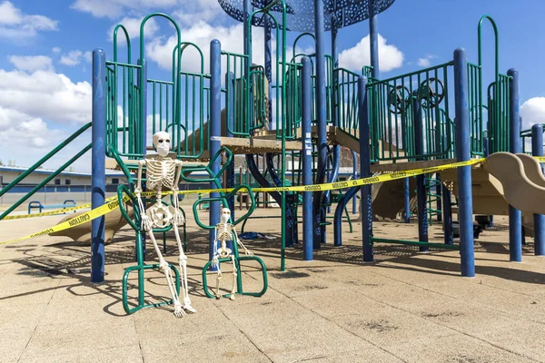 Дорослі Дитячі Скелети Сидять Ігровому Обладнанні Порожньому Закритому Парку Гарний — стокове фото