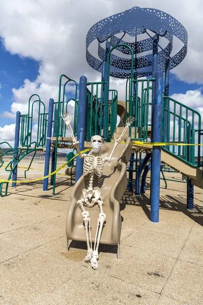 Felnőtt Csontváz Csúszik Gyerekek Játékok Egy Üres Zárt Parkban Egy — Stock Fotó