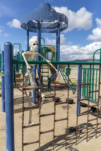 Csontváz Mászás Létra Játék Egy Üres Zárt Parkban Egy Szép — Stock Fotó
