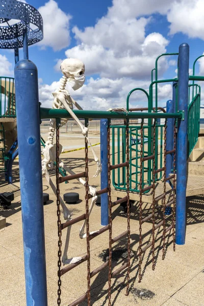 Csontváz Mászás Létra Játék Egy Üres Zárt Parkban Egy Szép — Stock Fotó