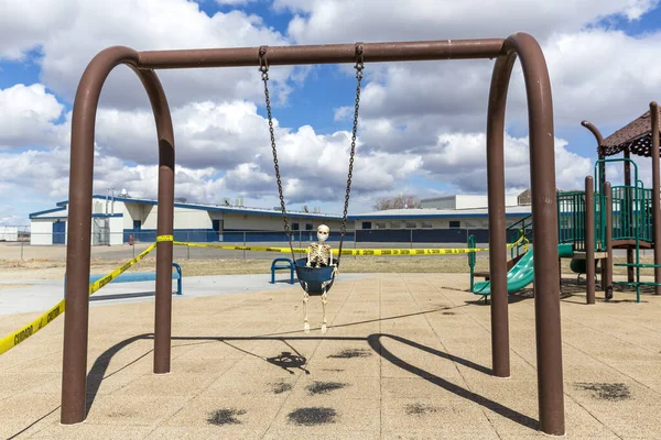 Esqueleto Niño Balanceándose Asiento Del Bebé Con Una Máscara Parque —  Fotos de Stock