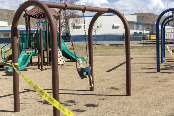 Criança Esqueleto Balançando Assento Bebê Usando Uma Máscara Parque Fechado — Fotografia de Stock