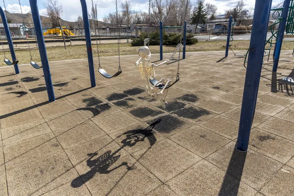 Csontváz Hintázik Gyerekek Játék Egy Üres Zárt Parkban Egy Szép — Stock Fotó
