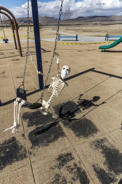 Esqueleto Balançando Brinquedo Das Crianças Usando Uma Máscara Parque Fechado — Fotografia de Stock