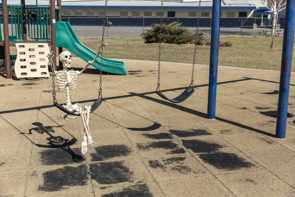 Skelett Schaukelt Einem Schönen Tag Auf Kinderspielzeug Einem Leeren Geschlossenen — Stockfoto