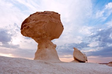 Büyük beyaz çöl Mısır'daki kayalarda