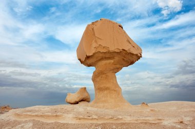 Büyük beyaz çöl Mısır'daki kayalarda