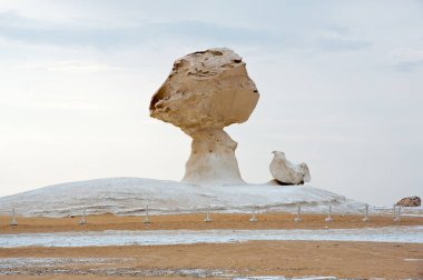 Büyük beyaz çöl Mısır'daki kayalarda