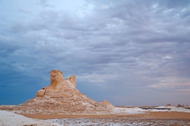 Büyük beyaz çöl Mısır'daki kayalarda