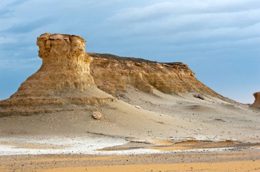 Büyük beyaz çöl Mısır'daki kayalarda