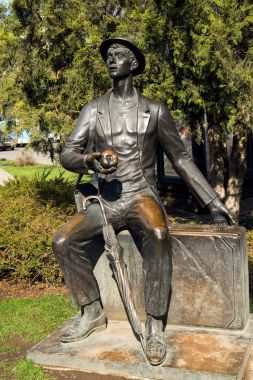 Onun laggage Krasnodar Merkezi şehirde oturan Gezgin heykeli