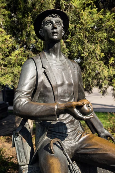 Escultura del viajero sentado en su equipaje en el centro de la ciudad de Krasnodar — Foto de Stock