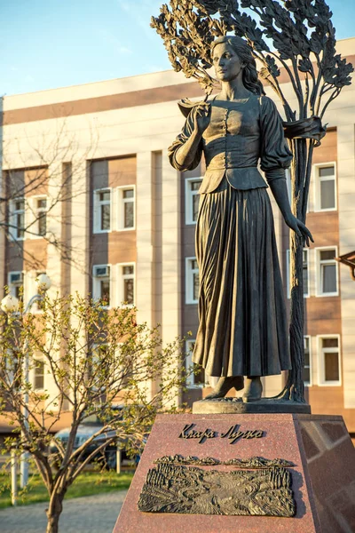 Escultura da conhecida atriz soviética Klara Luchko na cidade de Krasnodar, Rússia — Fotografia de Stock