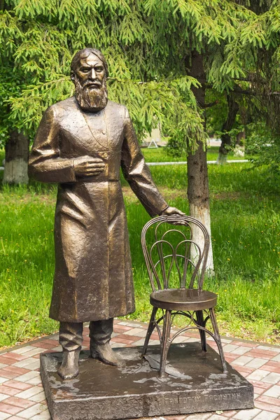 図們のシベリアの都市のグリゴーリイ ラスプーチンの彫刻 — ストック写真