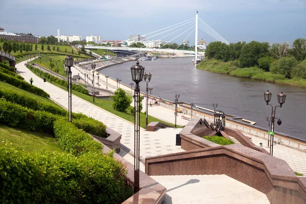 Embankment of Tura river in Tumen city, Russian Federation — Stock Photo, Image