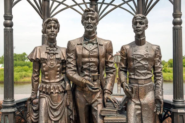 Escultura Estudiantes del siglo XIX en la ciudad de Tumen, Federación Rusa — Foto de Stock