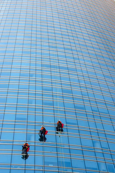 Endüstriyel dağcılar gökdelenin temizlik