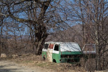 Eski paslı kırık terk edilmiş minibüs dağlarda