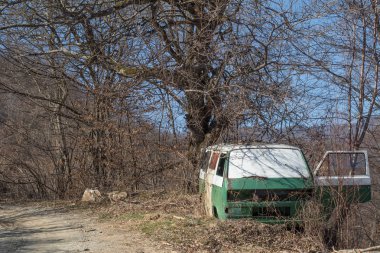 Eski paslı kırık terk edilmiş minibüs dağlarda