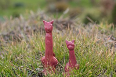 Kedilerin Clay çocuklar tarafından yapılan figürler. Çocuk seramik oyuncakları.