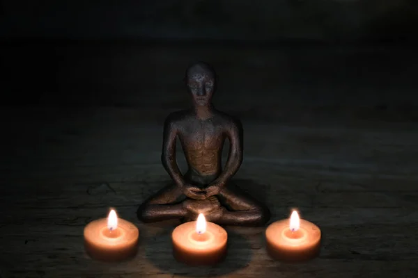 Silhueta jovem monge estátua rezando praticando ioga e meditar. Conceito de Vipassana. Yoga, conceito de vida em saúde . — Fotografia de Stock