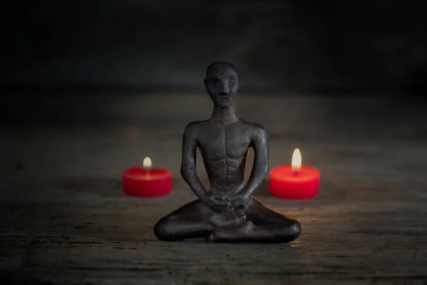 Silhouette Ung Munk Staty Utövar Yoga Och Meditera Vipassana Koncept Royaltyfria Stockbilder