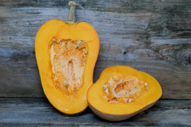 Sonbaharda hasat. İkiye ayırmak küçük dilimlenmiş kabak üzerinde ahşap ru Olgun