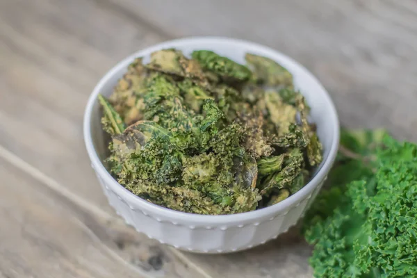 Homemade Green Kale Crispy Chips Nutritional Vegan — Stock Photo, Image
