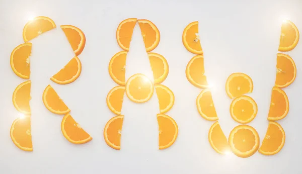 Słowo Raw wykonane z pomarańczy — Zdjęcie stockowe