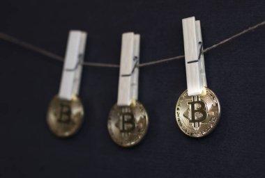 Sikke Botcoin kordon Clothespin siyah arka plan. Para aklama Cryptocurrency kavramı. Seçici odak bulanık