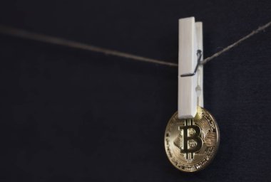 Sikke Botcoin kordon Clothespin siyah arka plan. Para aklama Cryptocurrency kavramı. Seçici odak bulanık