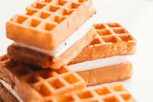 Frische Wiener Waffeln auf hellem Hintergrund in Nahaufnahme — Stockfoto