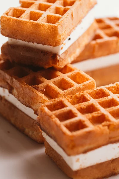 Frische Wiener Waffeln auf hellem Hintergrund in Nahaufnahme — Stockfoto