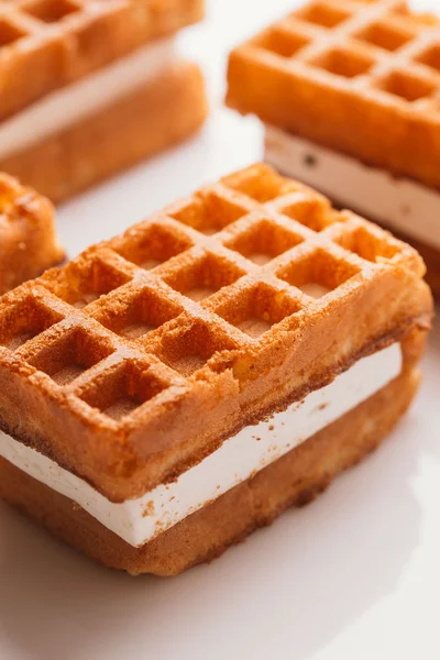 Frische Wiener Waffeln auf hellem Hintergrund in Nahaufnahme — Stockfoto