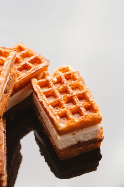 karanlık ayna arka plan üzerinde taze gözleme Viyana