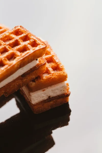 karanlık ayna arka plan üzerinde taze gözleme Viyana