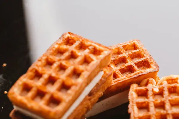 karanlık ayna arka plan üzerinde taze gözleme Viyana