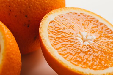 dilimlenmiş portakal yarısı ve bütün beyaz arka plan portre üzerinde