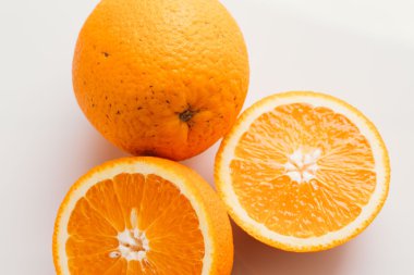 dilimlenmiş portakal yarısı ve bütün beyaz arka plan portre üzerinde